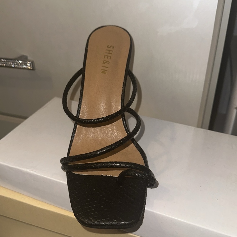 Toe strap heels - Picture 2 of 3